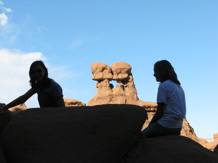 kissing in background